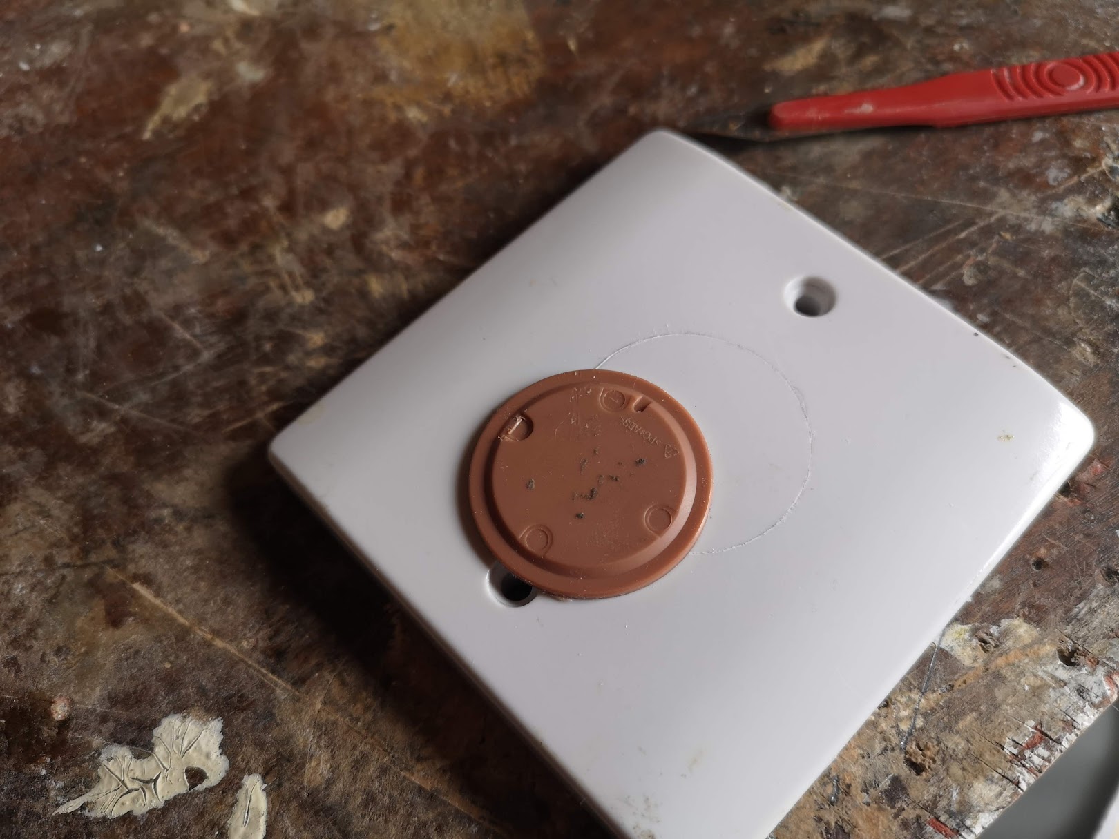 Incribing a circle onto a 1 gang wall socket blanking plate